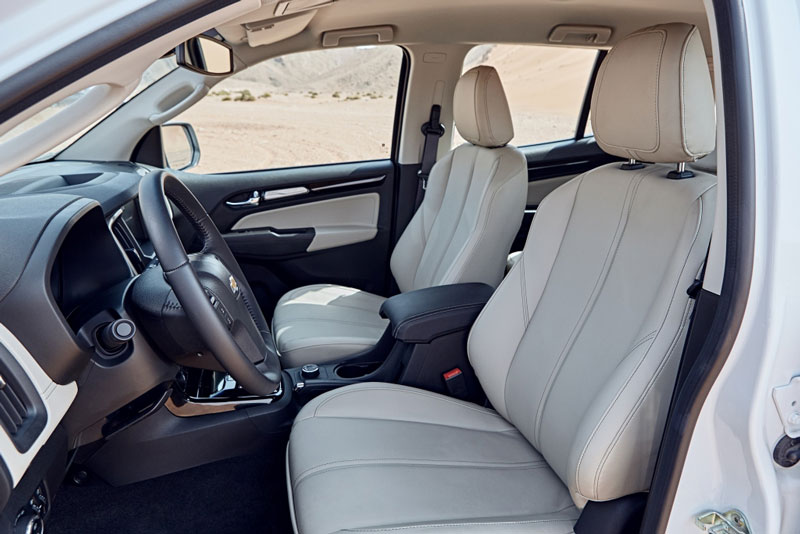 Trailblazer được Chevrolet trang bị hệ thống thông tin giải trí thế hệ mới MyLink cho phép khách hàng đưa những tính năng cơ bản của điện thoại thông minh lên màn hình cảm ứng trong xe. Đồng thời, mẫu SUV này còn hỗ trợ kết nối Android Auto và Apple CarPlay, nhận diện giọng nói. Màn hình cảm ứng trung tâm có kích thước 8 inch.