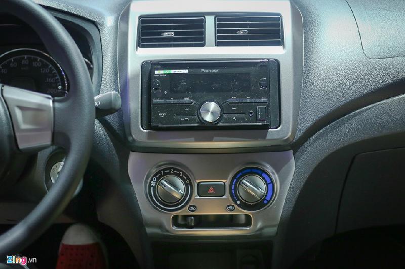 Hệ thống giải trí trên xe tích hợp kết nối Bluetooth, iPod... Đây cũng là những trang bị hết sức tối giản trên xe. 