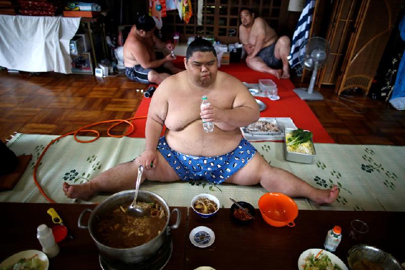 Đấu sĩ sumo nạp vào khoảng 8.000 calo mỗi ngày (gấp bốn lần người bình thường). Các đấu sĩ tập sự ăn hai bữa mỗi ngày.
