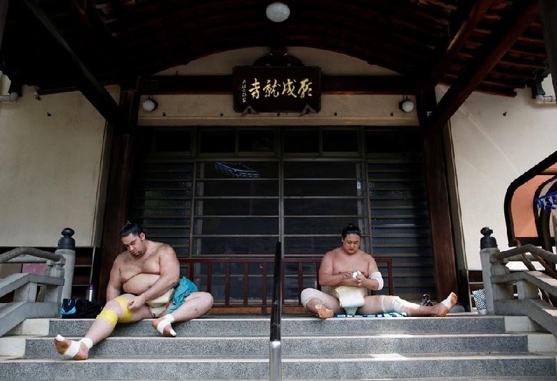 Các võ sĩ không phải gốc Nhật đắm mình vào nền văn hóa của quốc gia này. Họ búi tóc kiểu samurai và tuân thủ những nguyên tắc cứng nhắc của môn thể thao này.