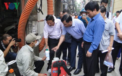 Đoàn kiểm tra của thành phố Hà Nội giám sát việc phun hóa chất diệt muỗi tại phường Quang Trung, quận Hà Đông.