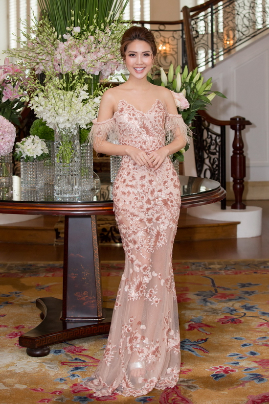 Còn Tường Linh, Hoa hậu sắc đẹp châu Á 2017 đang là một trong những gương mặt được chú ý thời gian gần đây khi tham gia chương trình The Face – Gương mặt thương hiệu 2017.