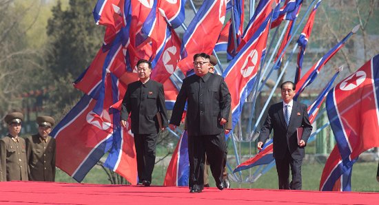 Chủ tịch Kim Jong Un (ở giữa)