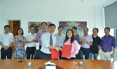 Đại diện công ty Công nghệ DTT và EMOTIV đã ký biên bản ghi nhớ hợp tác.