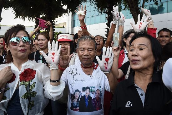 Những người ủng hộ thể hiện tình yêu của họ với cựu Thủ tướng Yingluck