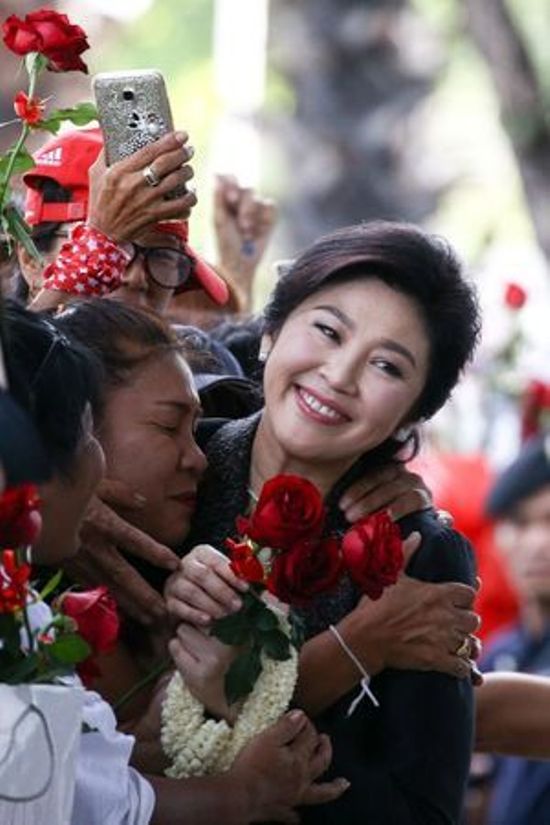 Bà Yingluck hạnh phúc giữa vòng vây của những người ủng hộ