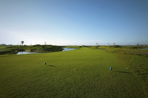 Sân golf được thiết kế bởi golf thủ huyền thoại Nicklaus với tầm nhìn ra biển Sầm Sơn
