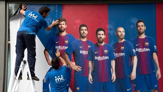 Barca dỡ poster quảng cáo in hình Neymar!