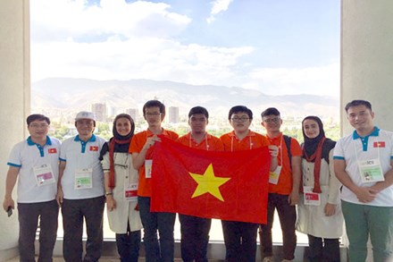 Đội tuyển học sinh Việt Nam tham dự Olympic Tin học quốc tế năm 2017 tại nước Cộng hòa Hồi giáo Iran. Ảnh: Bộ GDĐT