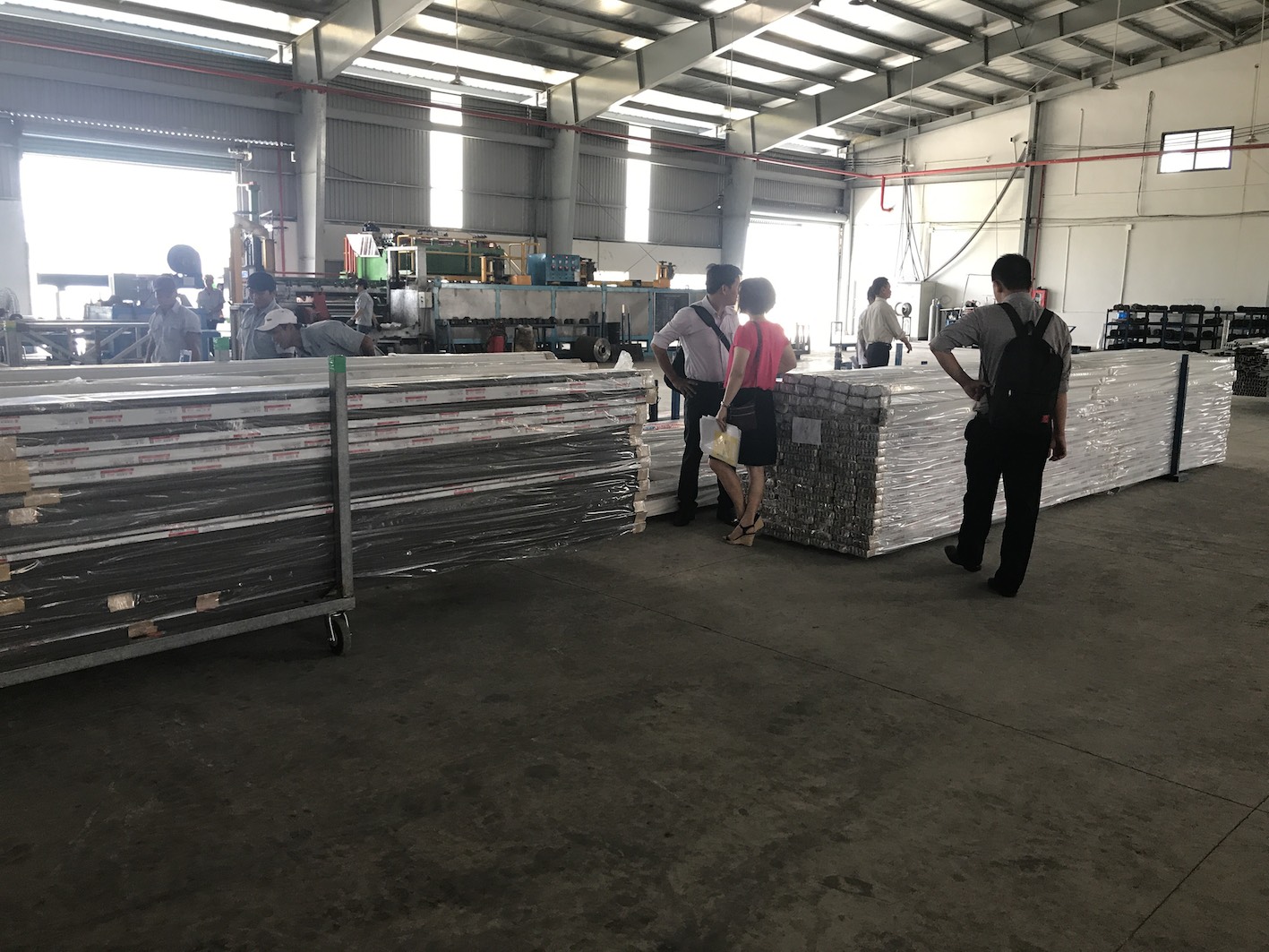 Ông Nguyễn Ngọc Thạch dẫn PV đi xem xưởng làm nhôm Xingfa Quảng Đông giả tại Khu Công nghiệp Xuyên Á, Long An