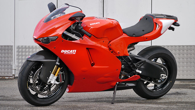 2. Ducati Desmosedici RR: Tháng 1/2008, Ducati bắt đầu bán ra mẫu xe Desmosedici RR, phiên bản đường phố của mẫu xe đua MotoGP - Desmosedici GP. Về cơ bản, thiết kế của Desmosedici RR gần như y hệt phiên bản đua Desmosedici GP, chỉ có thêm cặp đèn pha trước, xi-nhan và đèn hậu để có thể lưu thông trên phố. Desmosedici RR sử dụng động cơ V4 dung tích 989 cc, thay vì động cơ L-Twin như các mẫu xe Ducati bình thường khác. Khối động cơ này sản sinh công suất 197,3 mã lực và mô-men xoắn cực đại 116 Nm. Ducati chỉ sản xuất 1.500 chiếc Desmosedici RR được lắp ráp thủ công bằng tay. Điểm đặc biệt là chỉ có những khách hàng đã mua chiếc 999R trước đó mới được ưu tiên đặt hàng Desmosedici RR. Vào năm 2008, giá của siêu môtô này vào khoảng 72.500 USD.