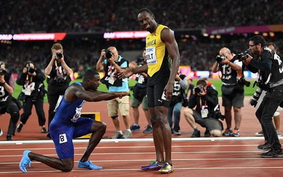 Thắng cuộc, đối thủ vẫn quỳ gối trước Usain Bolt!