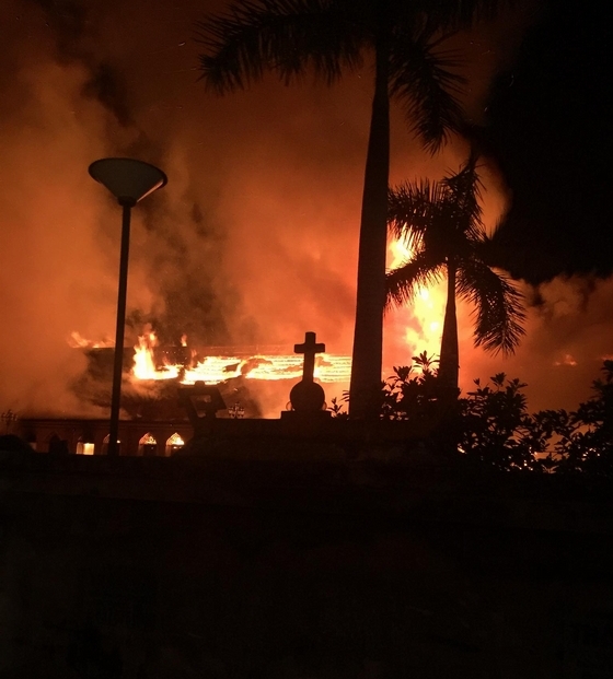 Ngôi nhà thờ bị cháy khiến cho người dân vùng quê xót xa.