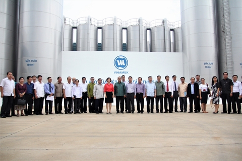 Đoàn Đại biểu cấp cao Đảng nhân dân cách mạng Lào thăm nhà máy Vinamilk