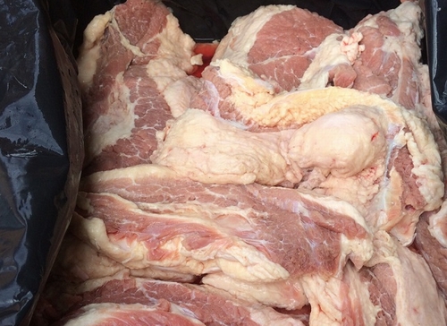 Phát hiện hơn 300kg thịt bò bốc mùi hôi thối trên xe tải