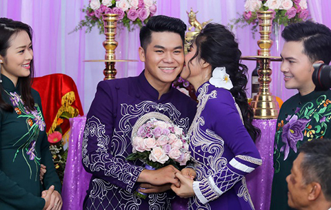 Cô dâu Lê Phương hạnh phúc bên chú rể kém tuổi trong lễ cưới