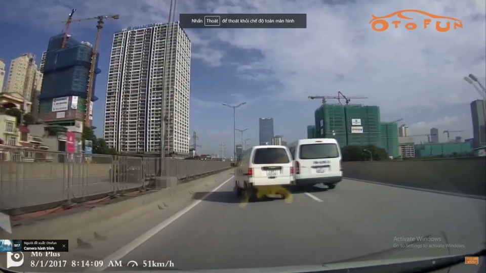 ... tài xế xe Toyota không cần phải uy hiếp đối thủ cũng như sự an toàn của bản thân như vậy (ảnh chụp từ video).