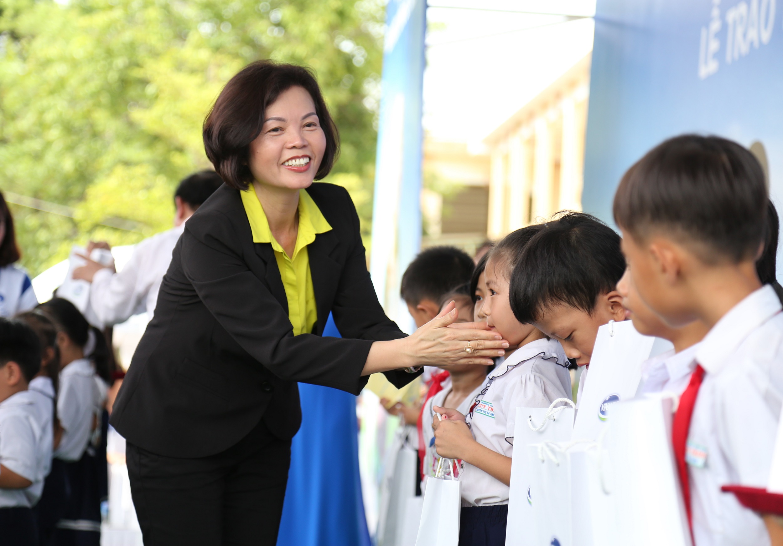 Bà Bùi Thị Hương – Giám đốc Điều hành Vinamilk và đại diện tỉnh Quảng Nam trao học bổng cho các em học sinh tiêu biểu.
