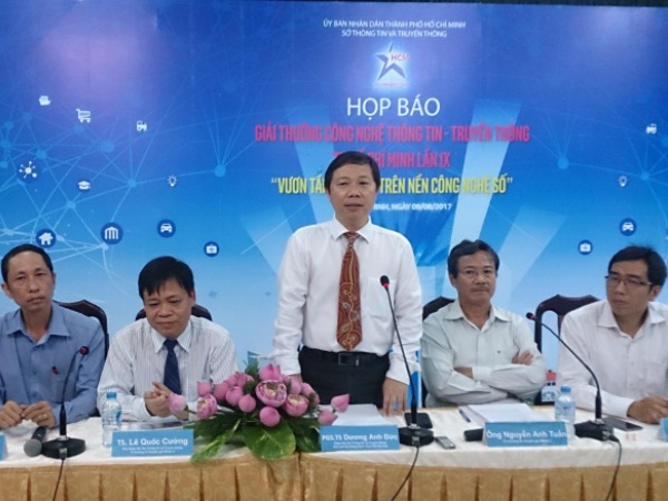 PGS.TS Dương Anh Đức - Giám đốc Sở TTTT TP.HCM phát biểu tại họp báo phát động Giải thưởng CNTT-TT TP.HCM năm 2017