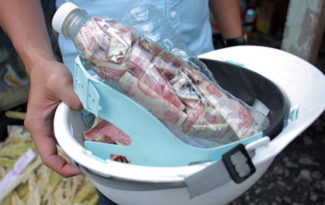 Có thể truy cứu lái xe trả phí  BOT bằng tiền lẻ trong chai nhựa?