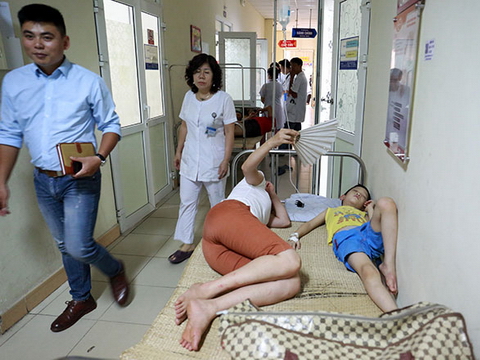 Bệnh nhân nằm la liệt ở hành lang vì sốt xuất huyết hoành hành