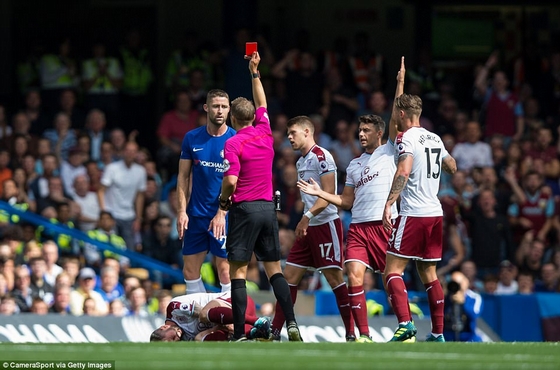 Chiếc thẻ đỏ của Cahill là bước ngoặt của trận đấu giữa Chelsea và Burnley diễn ra 21h ngày 12/8