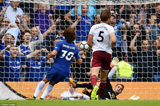 Luiz ghi bàn rút ngắn tỉ số còn 2-3 cho Chelsea