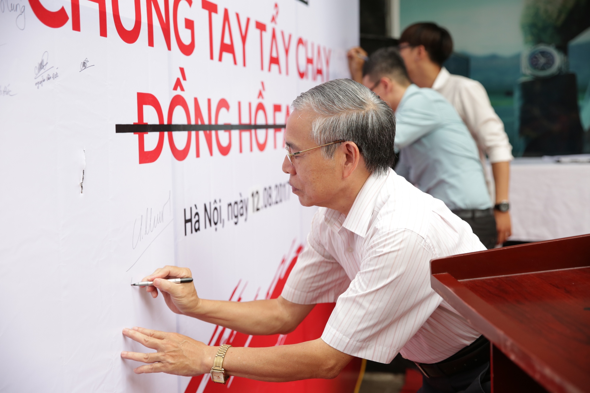 Ông Nguyễn Mạnh Hùng, Phó Chủ tịch, Tổng thư ký Hội Tiêu chuẩn và Bảo vệ người tiêu dùngViệt Nam cùng tham gia ký tên tẩy chay đồng hồ fake. Ảnh:NS