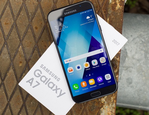 Samsung Galaxy A7 - 2017 (9,99 triệu đồng). Samsung Galaxy A7 (2017) được trang bị màn hình Super AMOLED, 5.7-inch, độ phân giải 1080 x 1920 pixels hiển thị sắc nét. Máy có cấu hình Exynos 7880 với tốc độ 1.9 GHz, RAM 3 GB đi cùng hệ điều hành Android 6.0 (Marshmallow), bộ nhớ lưu trữ của máy 32 GB và hỗ trợ thẻ nhớ ngoài lên đến 256 GB. Máy có nhiều tính năng hữu ích như cổng USB Type-C được trang bị sẵn trên A7 (2017) đi kèm nó là công nghệ sạc pin nhanh; cảm biến vân tay một chạm, vừa mở máy nhanh chóng vừa bảo mật dữ liệu; Galaxy A7 (2017) được tích hợp khả năng chống nước và bụi chuẩn IP68 cho phép ngâm điện thoại dưới nước ở độ sâu 1.5 mét trong 30 phút.