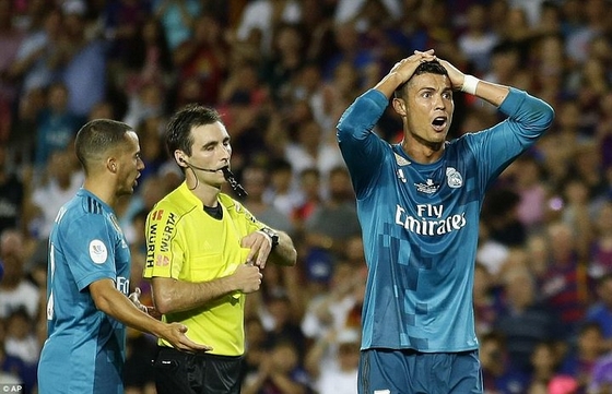 C.Ronaldo trả giá cho một phút thiếu bình tĩnh!