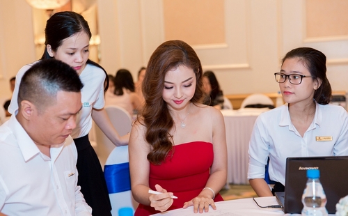 Hoa hậu Jennifer Phạm đăng ký thành công condotel FLC Grand Hotel Sầm Sơn.
