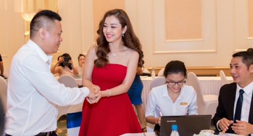 Hoa hậu Jennifer Phạm chia sẻ tại buổi lễ về thời gian hai năm làm đại sứ thương hiệu của Tập đoàn FLC, khi cô có nhiều dịp được sử dụng dịch vụ tại FLC Sầm Sơn.
