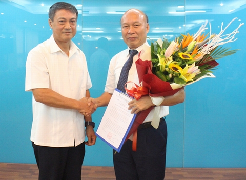 Thay mặt lãnh đạo Bộ, Thứ trưởng Phạm Hồng Hải trao Quyết định và tặng hoa cho tân Chủ tịch Hội đồng thành viên Tổng Công ty Viễn thông Mobifone Nguyễn Mạnh Thắng