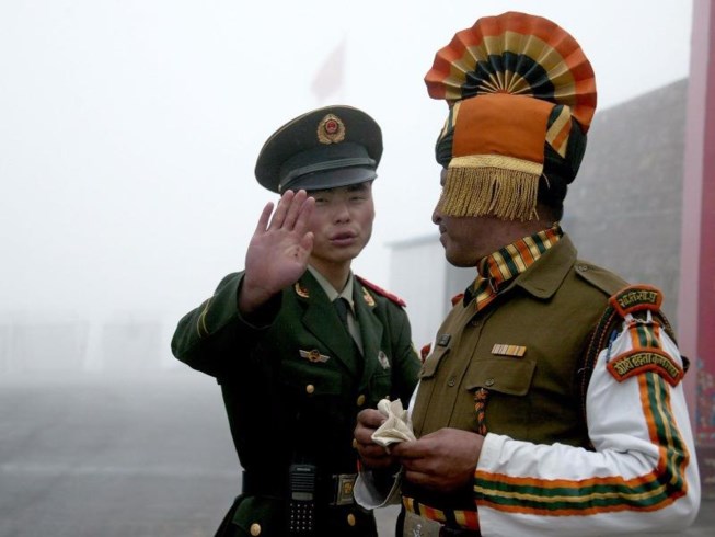 Một binh lính Trung Quốc (trái) ra hiệu với binh lính Ấn Độ tại biên giới Nathu La, bang Sikkim phía đông bắc Ấn Độ. Ảnh: AFP