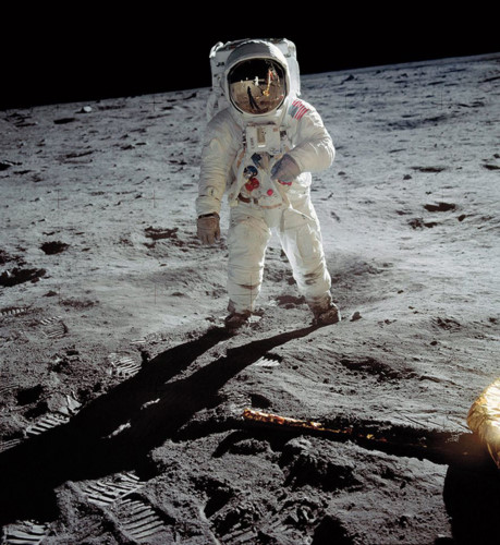 Bắt đầu từ lúc Tổng thống Kennedy đặt mục tiêu cho Mỹ phải đưa được con người lên Mặt trăng, người dân khắp đất nước đã “nín thở” theo dõi chương trình không gian của họ tiến tới đích. Và ngày 16/7/1969, Neil A. Armstrong đã đặt dấu chân đầu tiên lên mặt trăng. Bức ảnh này được Nasa chụp vào năm 1969.