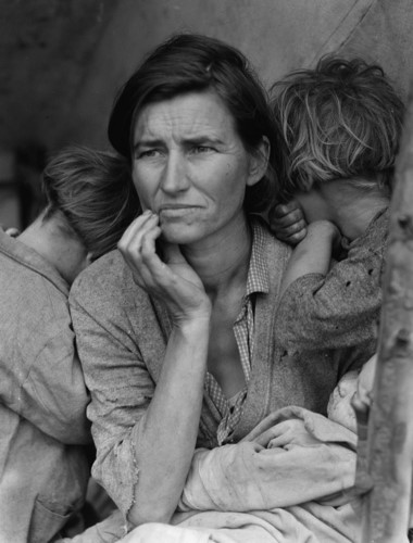 Bức ảnh nổi tiếng Migrant Mother (Người mẹ di cư). Chỉ vài phút xuất thần, Dorothea Lange đã chụp được bức ảnh quý giá phản ánh sâu sắc thực trạng của thời kỳ Đại suy thoái ở Mỹ. Bức ảnh chụp một phụ nữ có tên Florence Owens Thompson, 32 tuổi với gương mặt in hằn nỗi lo lắng, ưu tư ở một trang trại tạm bợ ở Nipomo, California. Không chỉ phản ảnh thực tế đau lòng của cuộc Đại suy thoái như một hiện tượng kinh tế, bức ảnh còn nắm bắt một bi kịch của con người. Đây cũng là bức ảnh đáng giá nhất trong sự nghiệp nhiếp ảnh của bà.