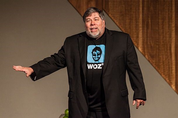 Đồng sáng lập Apple, Stephen Wozniak còn được mọi người biết đến là hacker mũ trắng nổi tiếng thế giới. Khi còn trẻ, ông Wozniak bắt đầu sự nghiệp một tin tặc khi chế tạo hộp xanh giúp gọi điện thoại đường dài miễn phí, kết hợp cùng Steve Jobs bán lại cho bạn bè. 