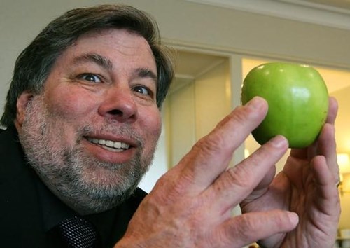 Stephen Wozniak còn nghịch ngợm, gây chú ý khi cùng Steve Jobs gọi điện cho Giáo hoàng và tự xưng là Henry Kissinger – cựu Ngoại trưởng Mỹ từng đạt giải Nobel Hòa bình. 