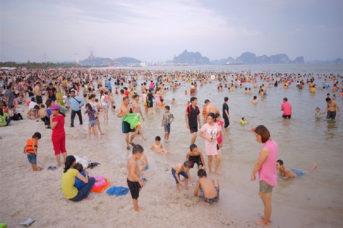 Bãi biển tại Hạ Long chật kín người (Nguồn: http://www.qtv.vn)