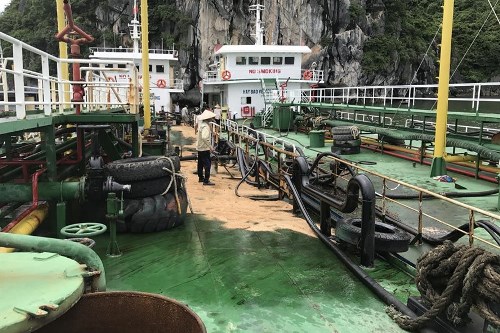 Tàu chở dầu của doanh nghiệp bị bục đường ống khi chuyển tải, khiến hơn 200 lít dầu tràn xuống vịnh Hạ Long.