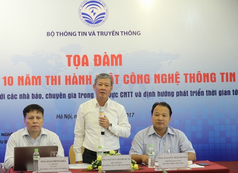 Thứ trưởng Bộ Thông tin và Truyền thông Nguyễn Thành Hưng phát biểu tại buổi tọa đàm. Ảnh: mic.gov.vn