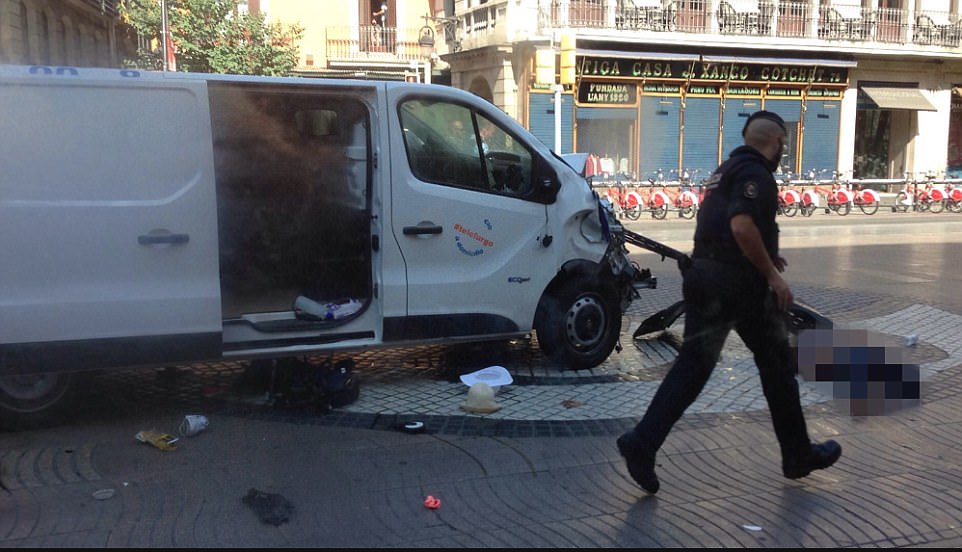 Hình ảnh xe tải điên cuồng xé toạc đám đông ở Barcelona, hơn 100 người thương vong