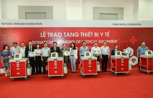 Quỹ Toyota trao tặng xe đẩy cho 8 bệnh viện tỉnh Lai Châu