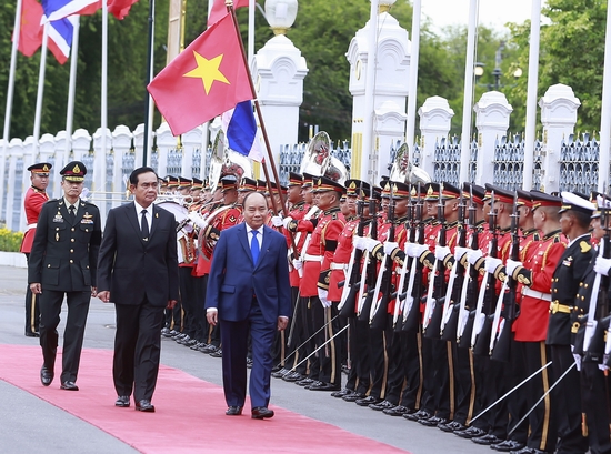 Hai Thủ tướng duyệt Đội Danh dự. Ảnh: VGP/Quang Hiếu