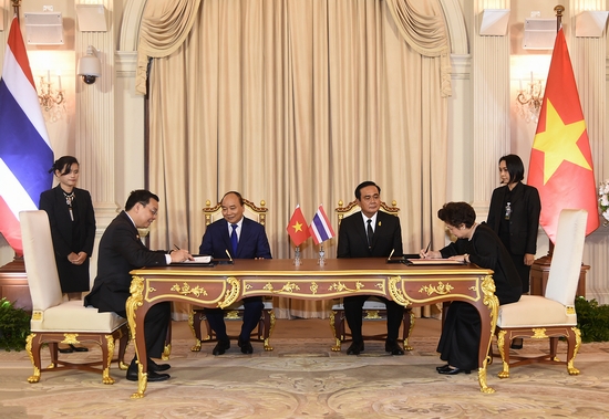 Hai Thủ tướng chứng kiến lễ ký kết hợp tác giữa các bộ, ngành và doanh nghiệp 2 nước. Ảnh: VGP/Quang Hiếu