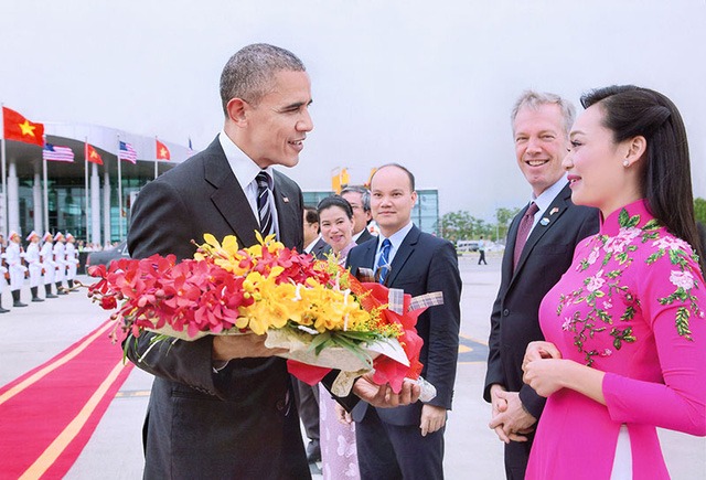  Nữ sinh Mỹ Linh vinh dự đại diện tặng hoa Tổng thống Obama.