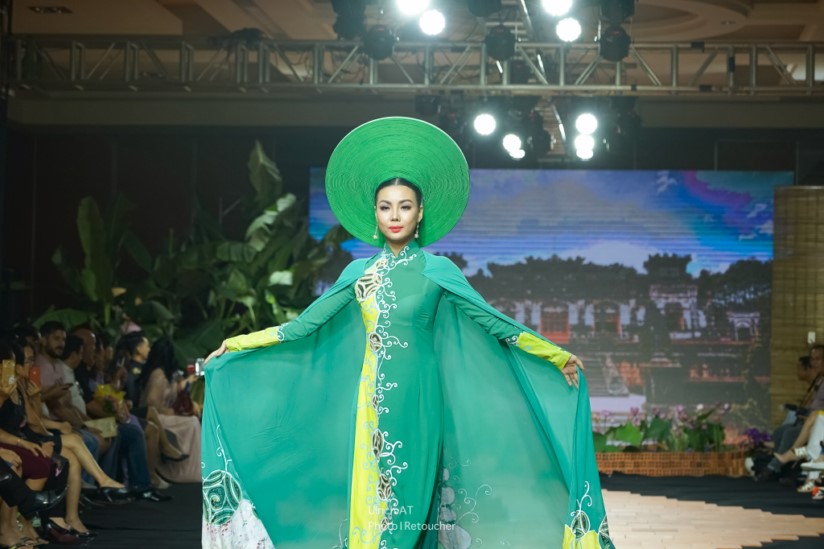 Trong chương trình thời trang chủ đề Áo Dài, Lại Thanh Hương đã bất ngờ hội ngộ cùng 2 chân dài bước ra từ Việt Nam Next Top Model 2017 là Hồng Anh và Hoàng Oanh.