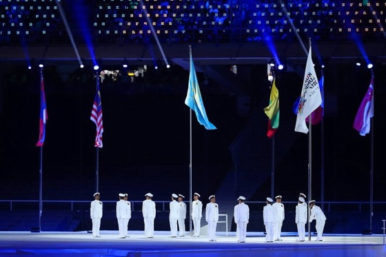 Lá cờ SEA Games 29 được kéo lên trong buổi lễ khai mạc