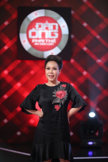 Việt Hương không ngại thể hiện cá tính thời trang “độc, lạ” khi diện nhiều phong cách khác nhau từ đầu mùa 3 của chương trình đến hiện tại