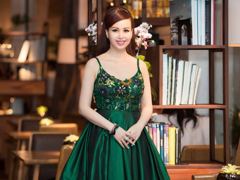 Nhan sắc mòn con mắt của Hoa hậu siêu ngoại ngữ nhất Việt Nam